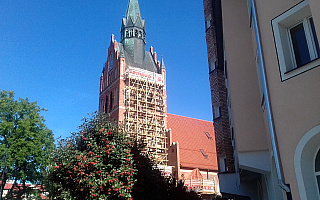 Miedzianą blachę zastąpi czerwona dachówka. Największy kościół w Ełku będzie wyglądał jak dawniej